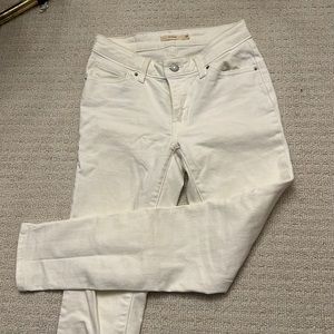 White 26” Levi’s skinny jeans